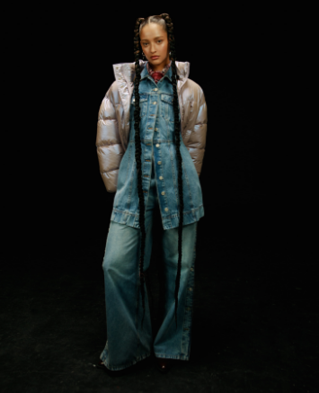 Mujer con outfit denim